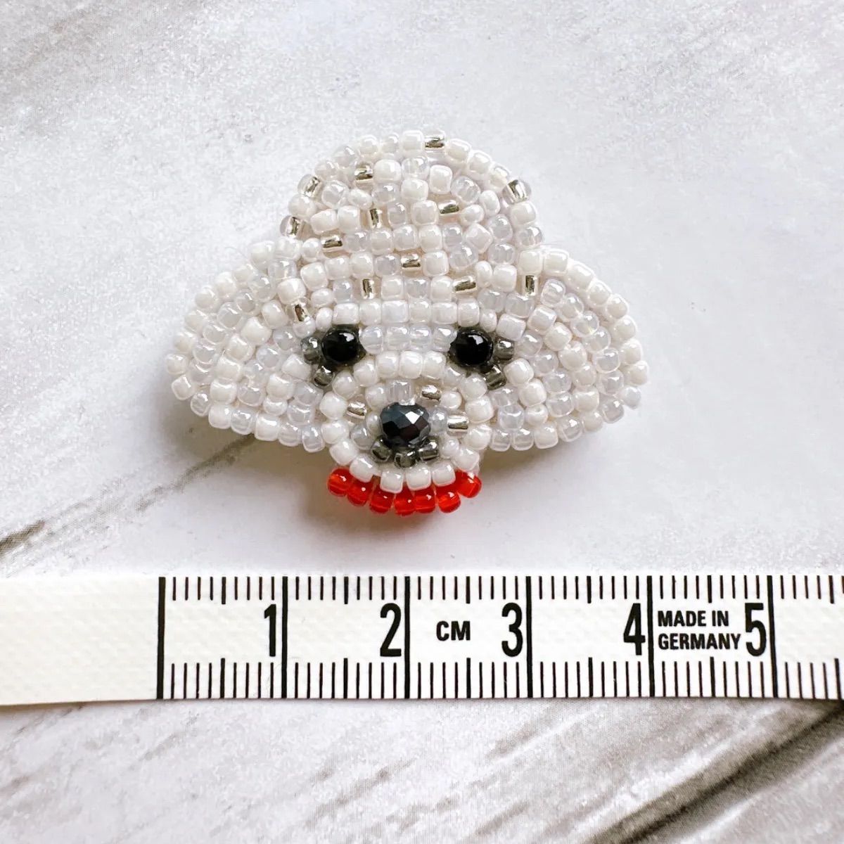 RUCHIA ルチア◇手刺繍ビーズチャーム ブローチ トイプードル 犬 - アクセサリー