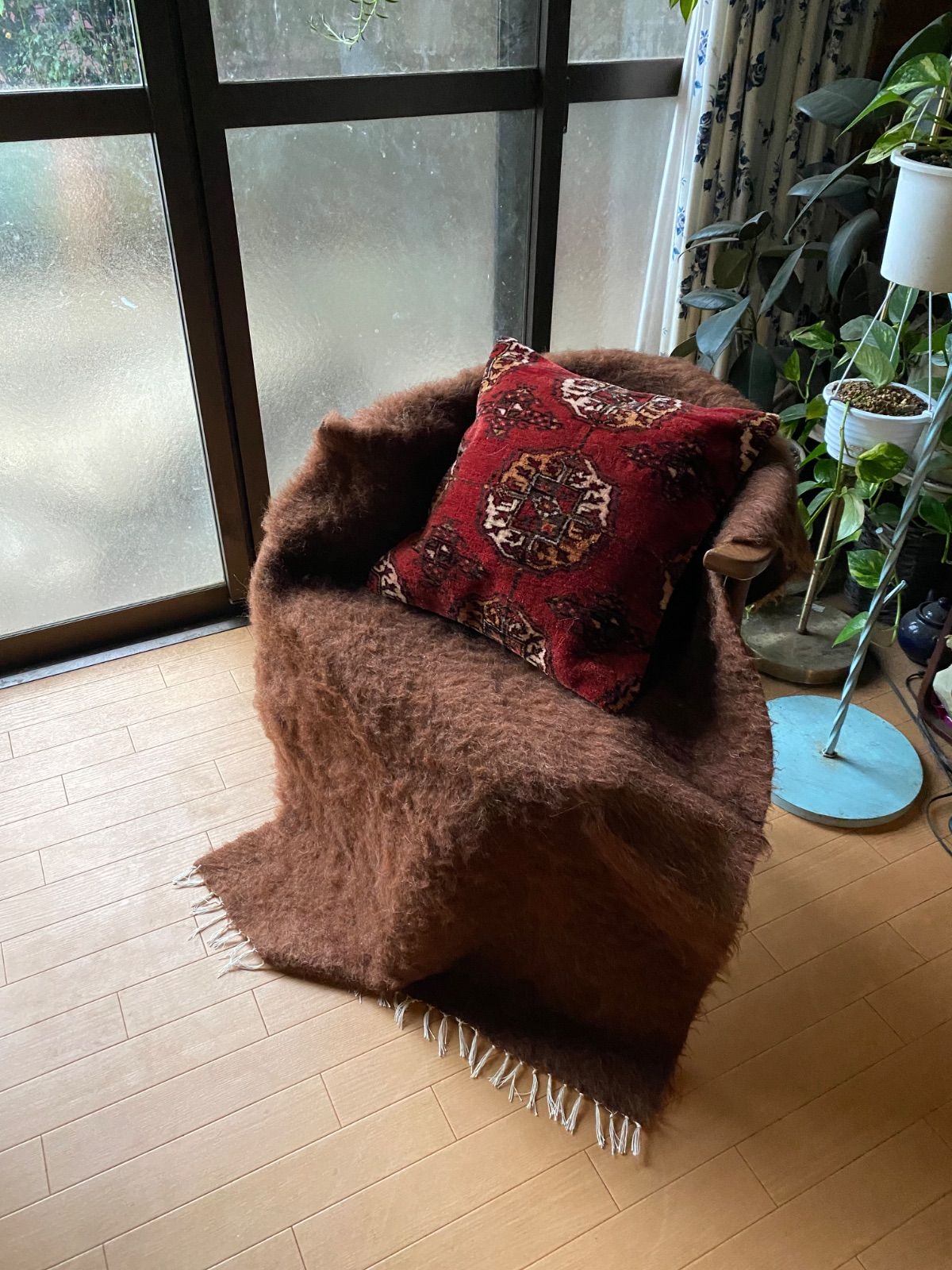 1枚のみトルコ発シイルトバッタニイェ アンゴラヤギのモヘアで織られた手織りの毛布 まるでクマのぬいぐるみのような手触り 当店のみのサイズ80×130大きめ膝掛けサイズ チョコレート色 テーブルクロス ソファや車にも キャンプにも一枚あると四季を通じて便利