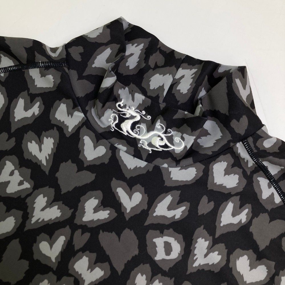サイズ：4 DANCE WITH DRAGON ダンスウィズドラゴン  長袖ハイネックインナーTシャツ 総柄 ブラック系 [240101450174] ゴルフウェア メンズ ストスト サイズ：4 DANCE WITH DRAGON ダンスウィズドラゴン 長袖