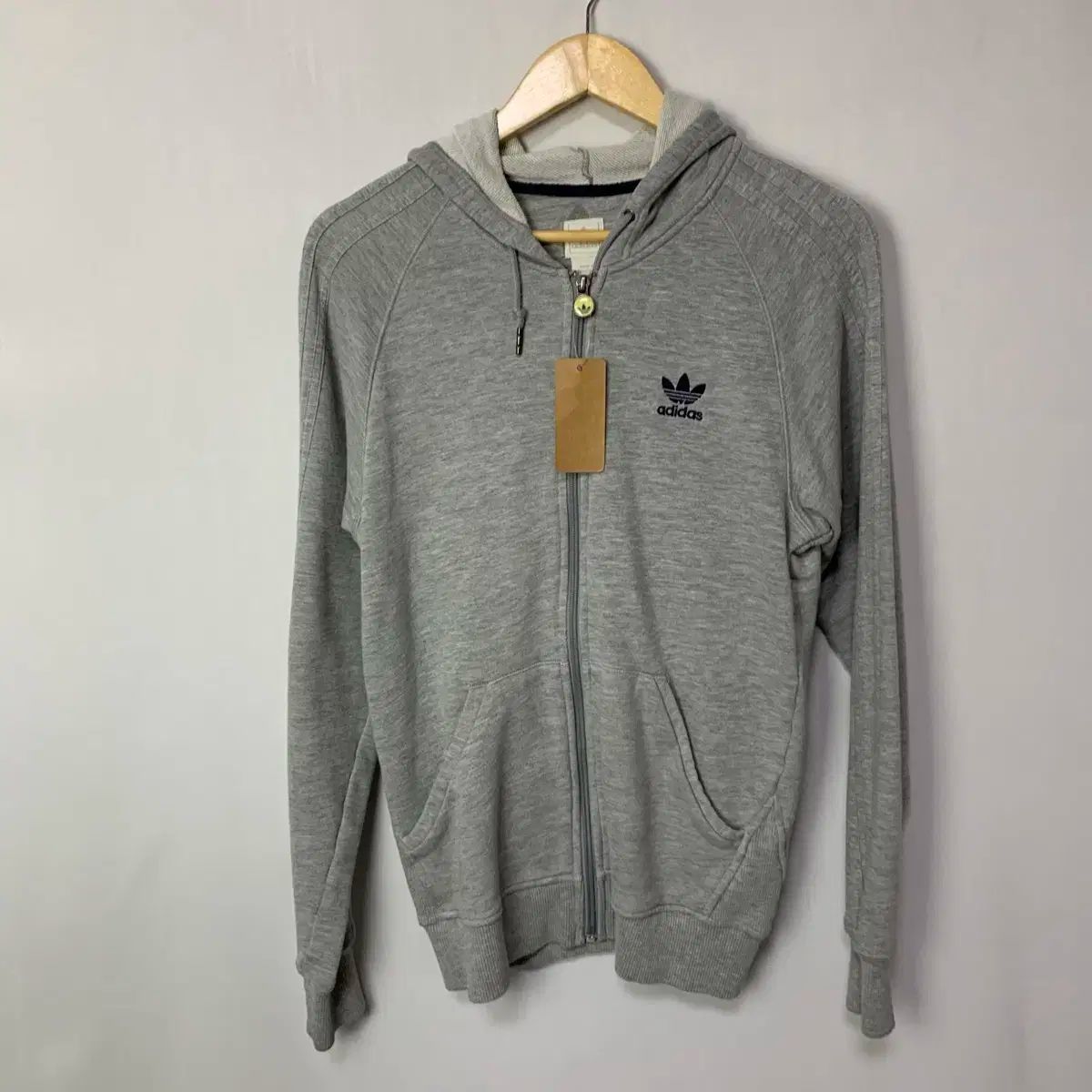 adidas(アディダス) グレー フード付き ジップアップパーカー