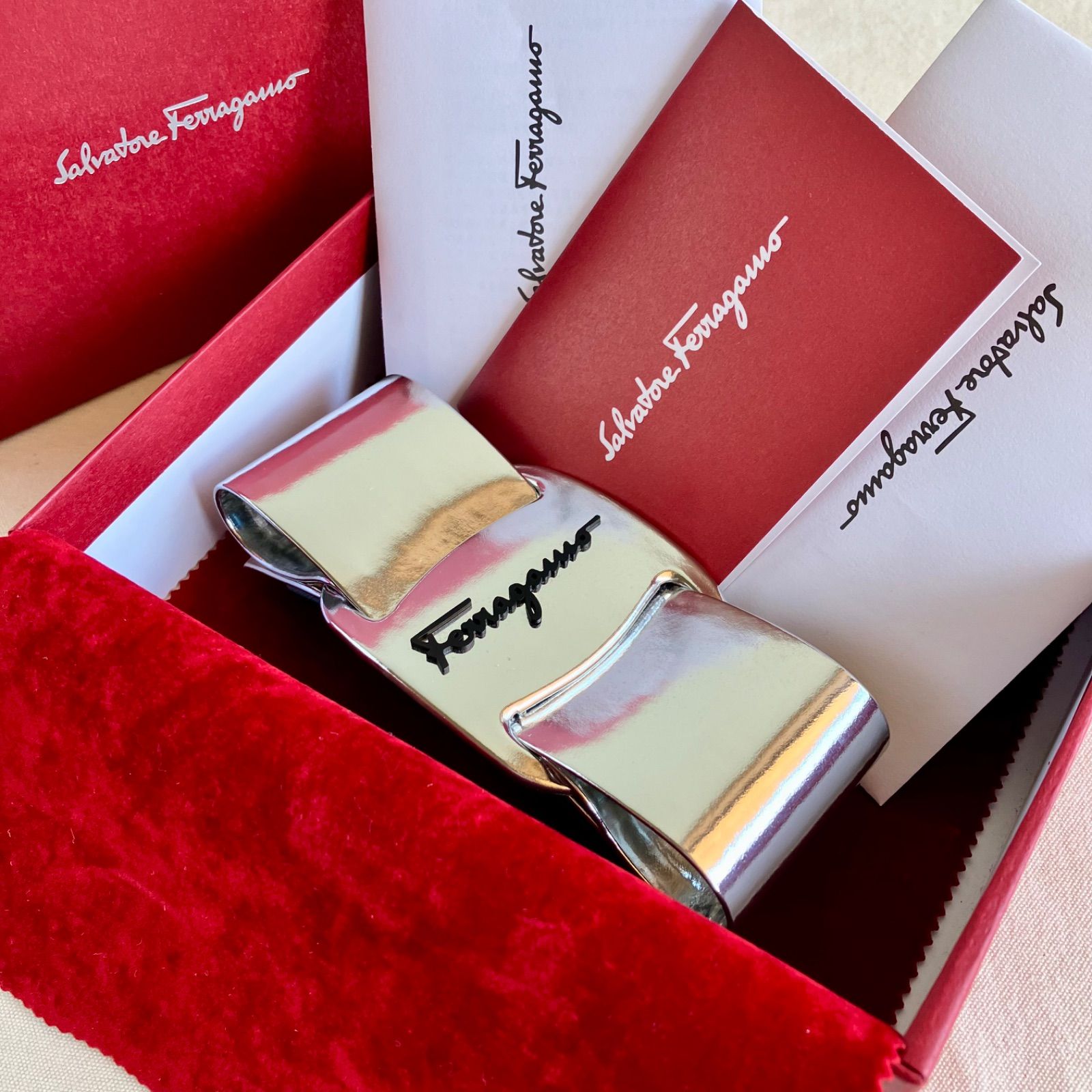 美品 Ferragamo フェラガモ ヴァラリボン バレッタ 髪留め 箱付き FERRAGAMO フェラガモ バレッタ 34 2759 001 レディース ヴァラ