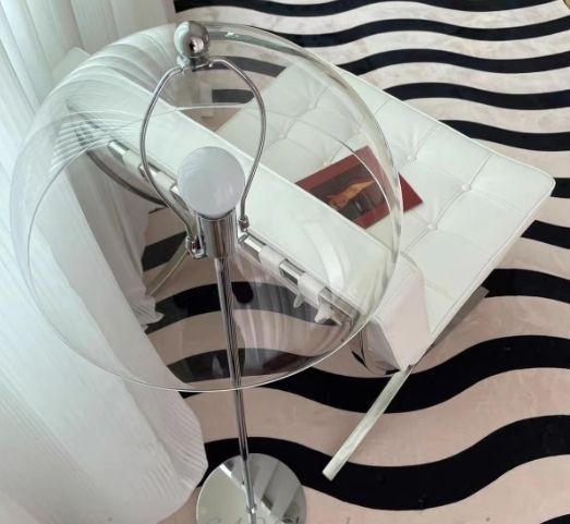 フロアランプ 透明なアクリルシェード