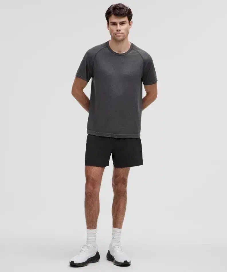 ルルレモン FACE BREAKER LINE in ショーツ 7 m