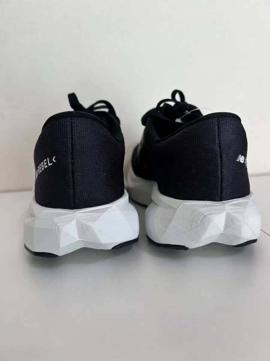 ニューバランス フューエルセル レベル V4 245 ランニングシューズ