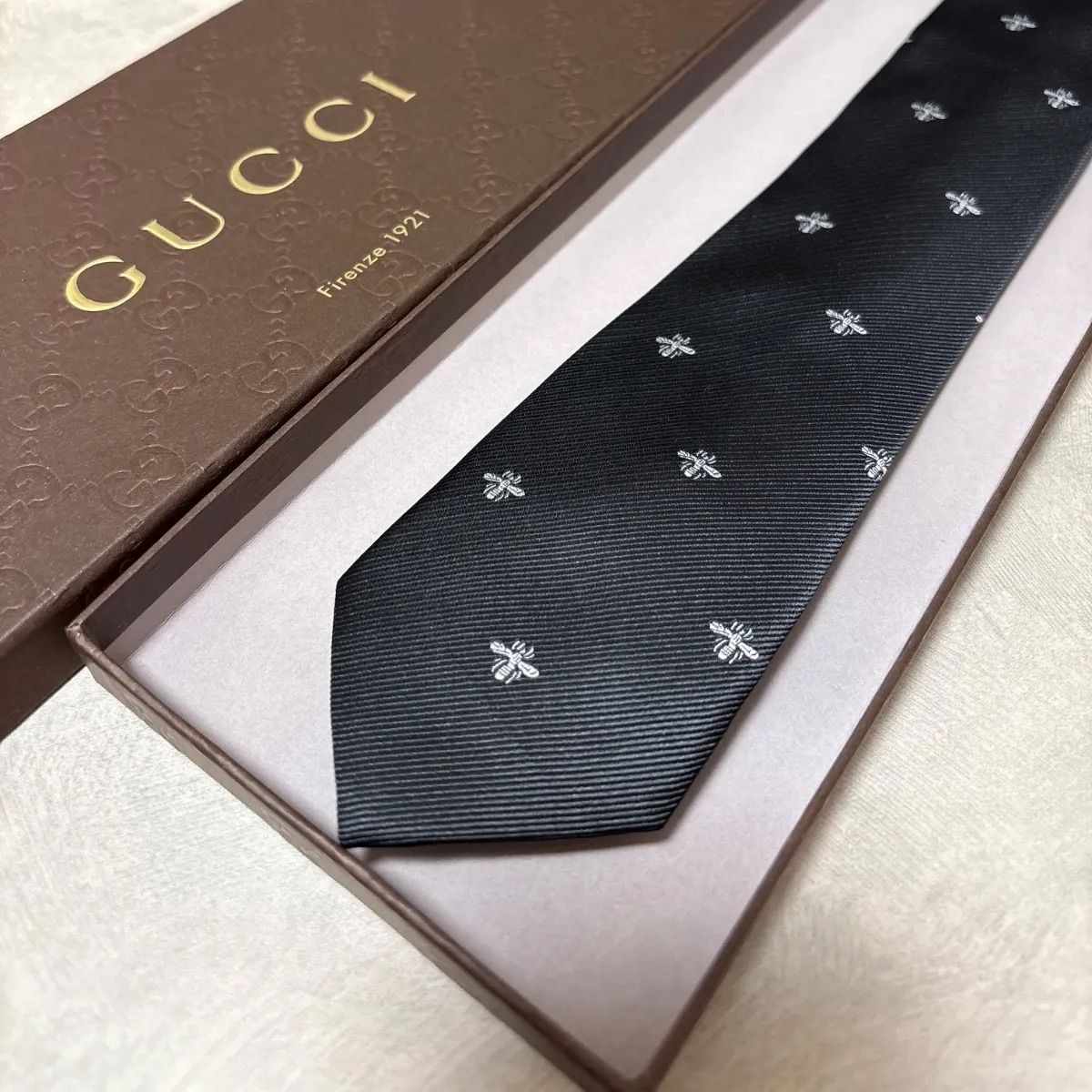 美品 GUCCI グッチ シルク 100％ ブラック 黒 蜂 ハチ Bee 美品 GUCCI グッチ シルク 100％ ブラック 黒 蜂柄 ハチ Bee 254