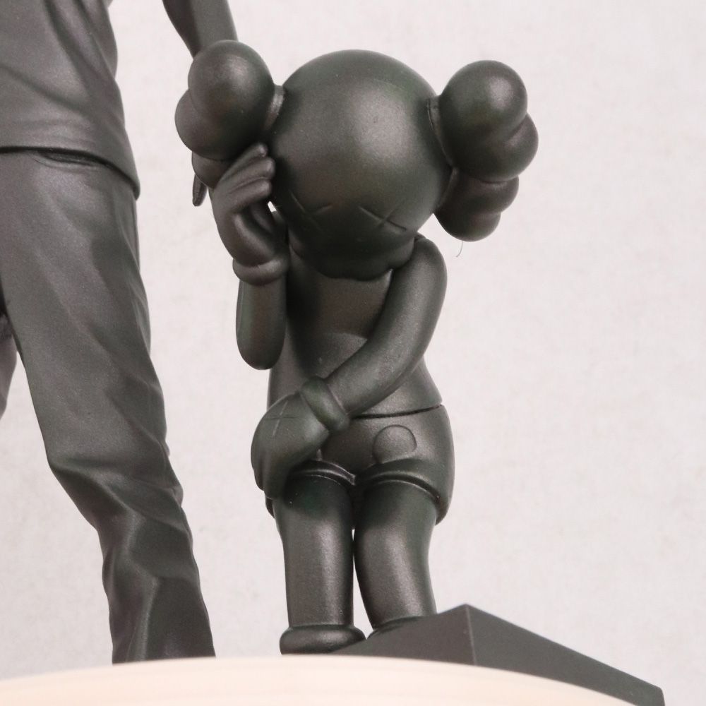 未使用 MEDICOM TOY × KAWS オリジナルフェイク フィギュア - メルカリ