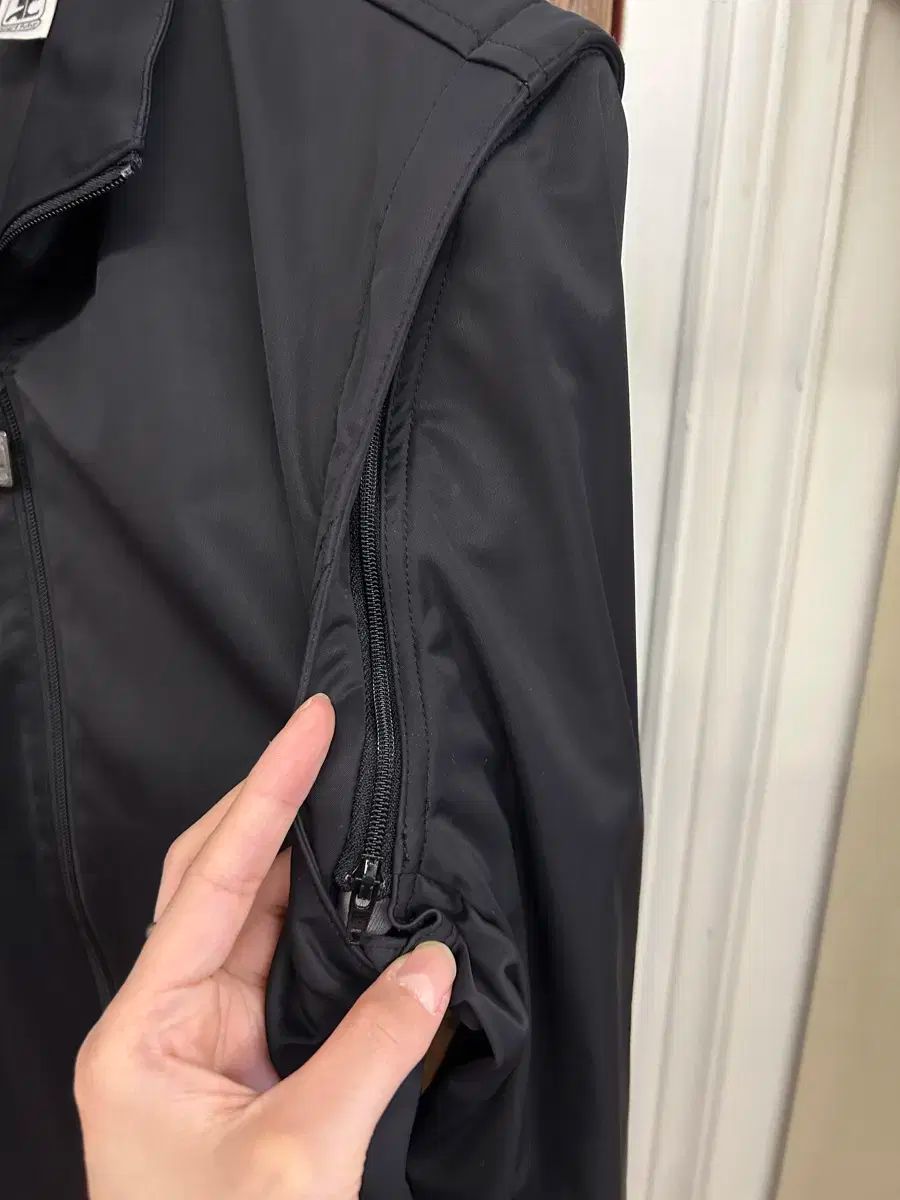 ジップアップ ウィンドブレーカー