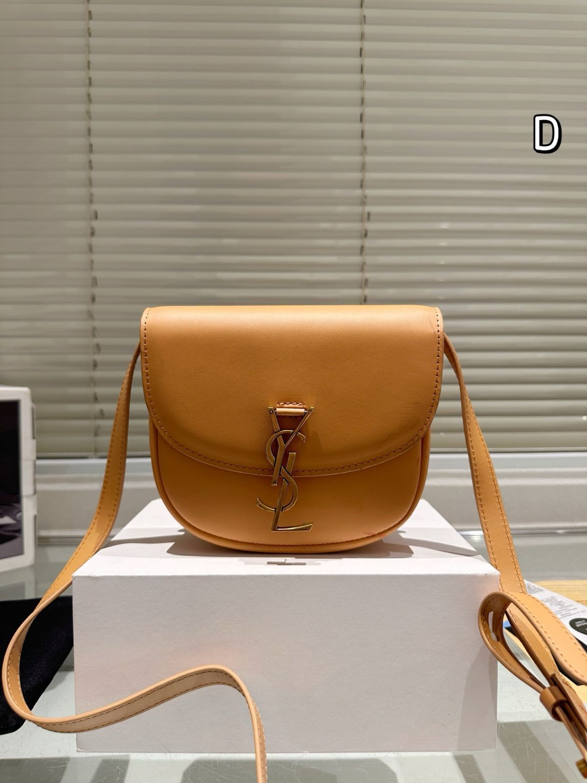 【Saint Laurent】カイア・サッチェル サンローランの新作スモール サッチェルバッグ「カイア」カーフ