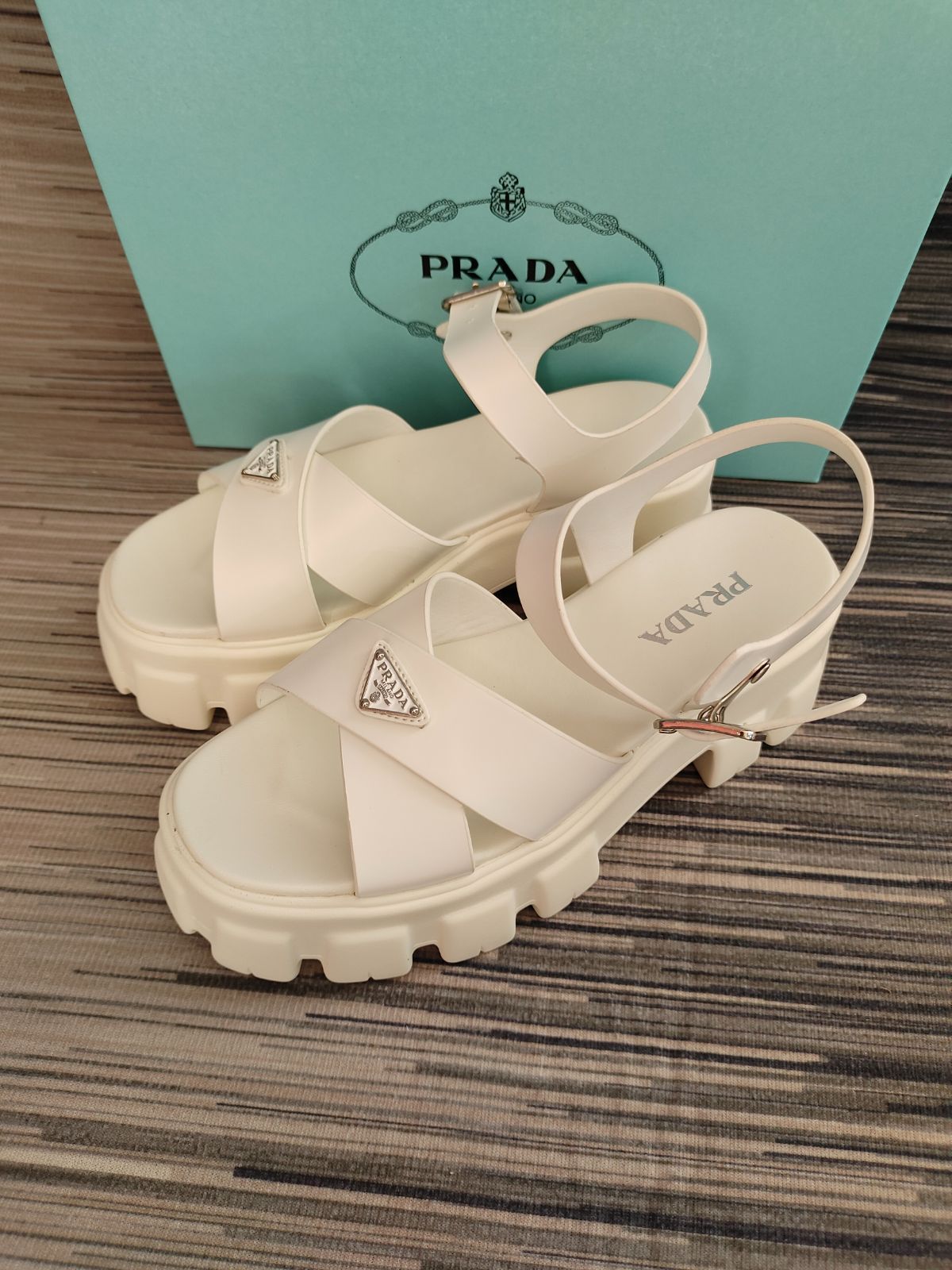 新品★未使用PRADAプラダサンダル  RUBBER SANDAL ＊送込箱付き！男女兼用ホワイト