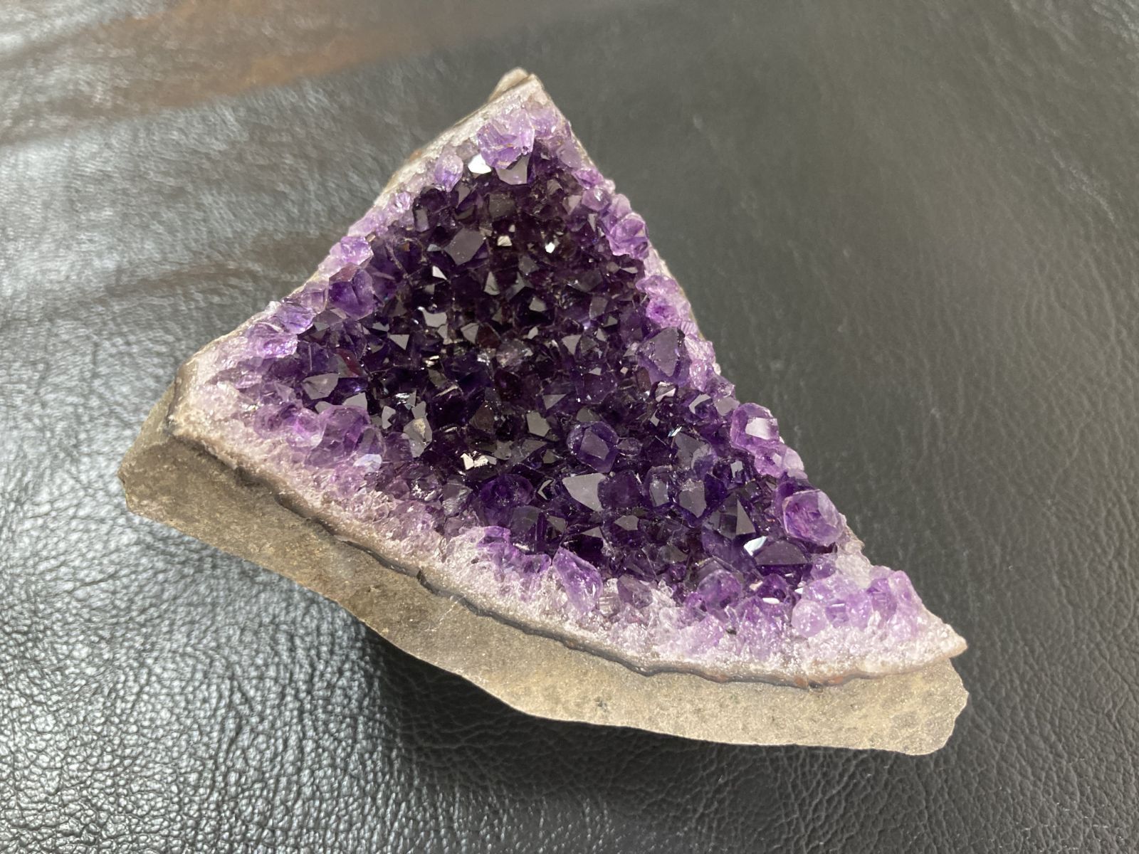 【美品】ウルグアイアメジスト（紫水晶）原石 底辺カット