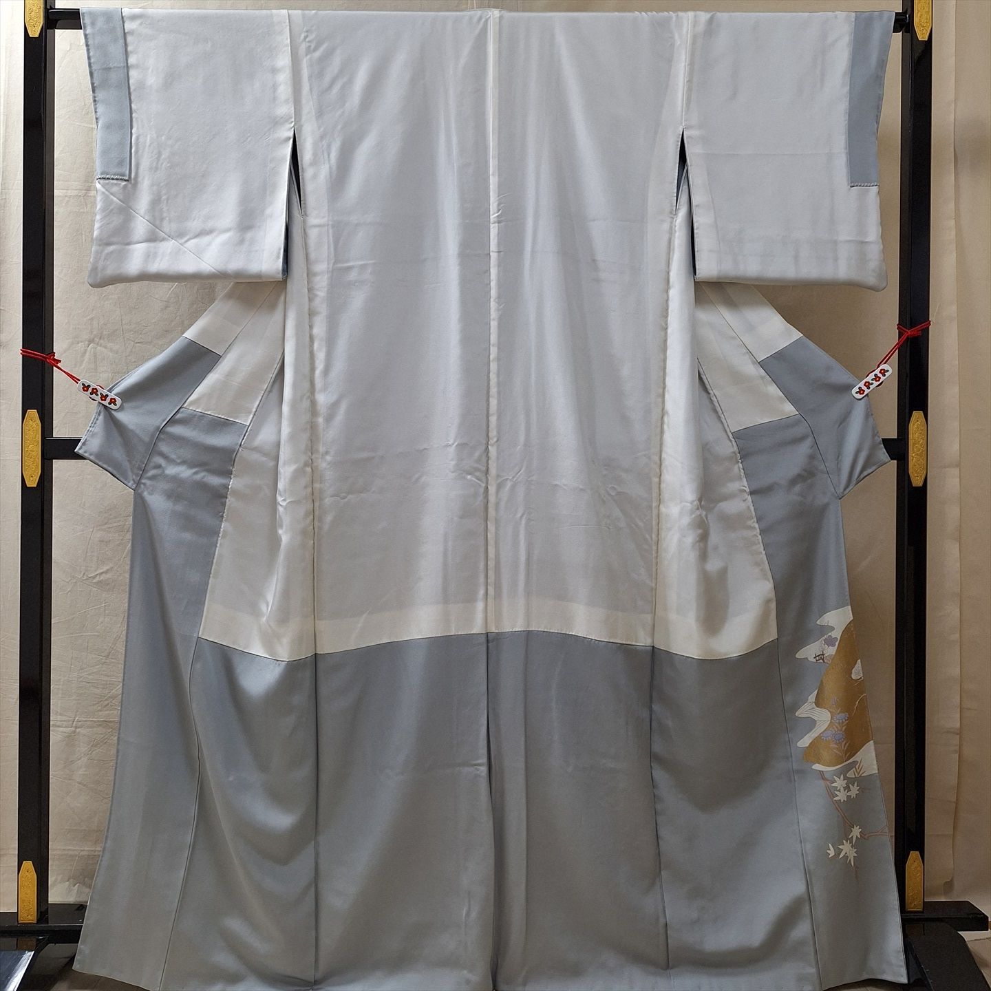 丸に隅立て四つ目 ブルーグレー地に流水と春秋柄