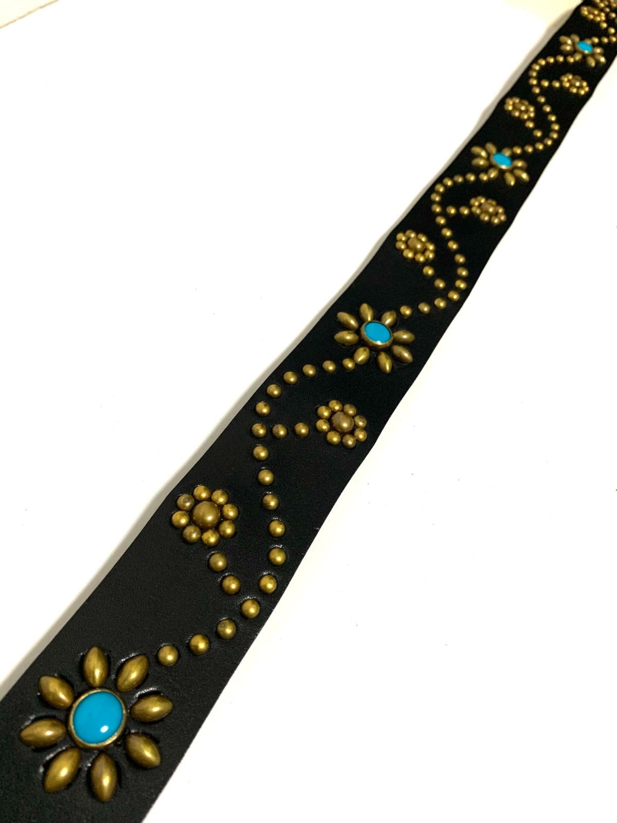 栃木レザー フラワー型スタッズベルト 黒 ターコイズスポッツ