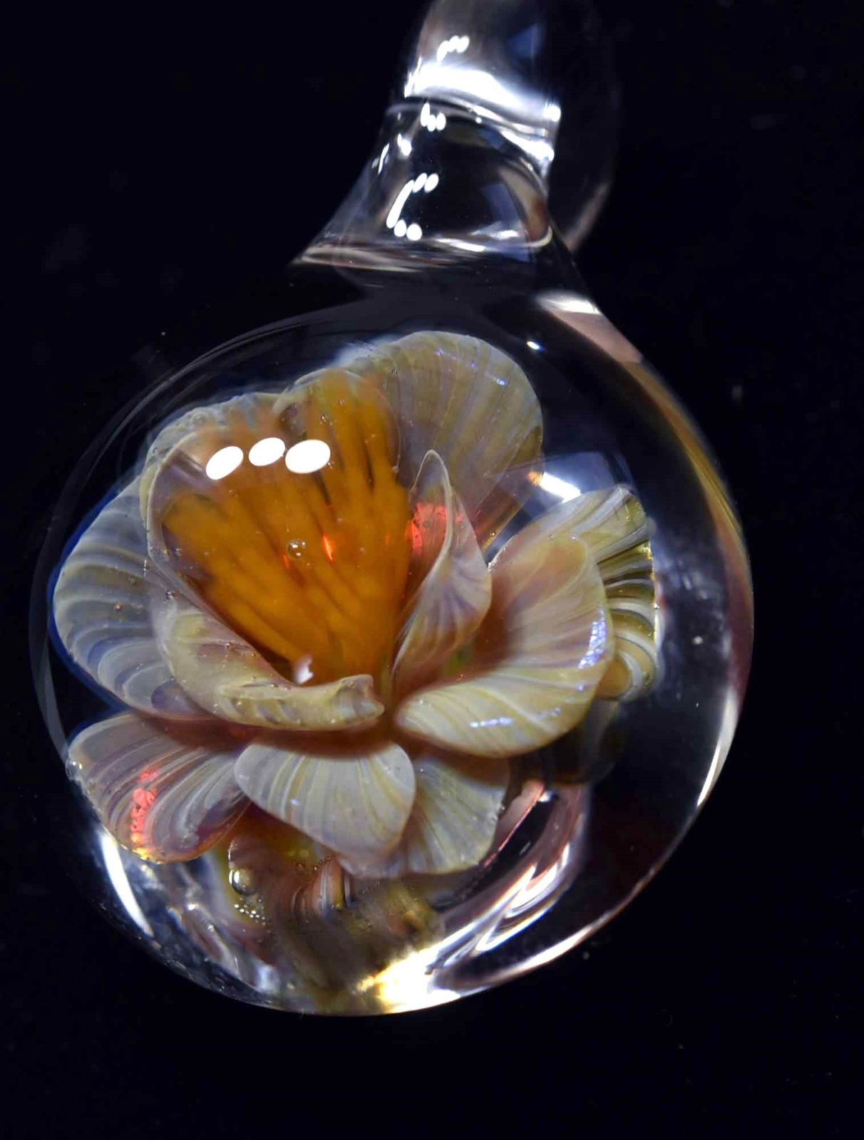 フラワー ガラスのペンダントトップ (12123-P21)GLASS FLOWER 透き通ったガラスの中に作咲く花＃ガラスアクセサリー　＃ハンドメイド　＃フラワーペンダント　＃ガラス工芸