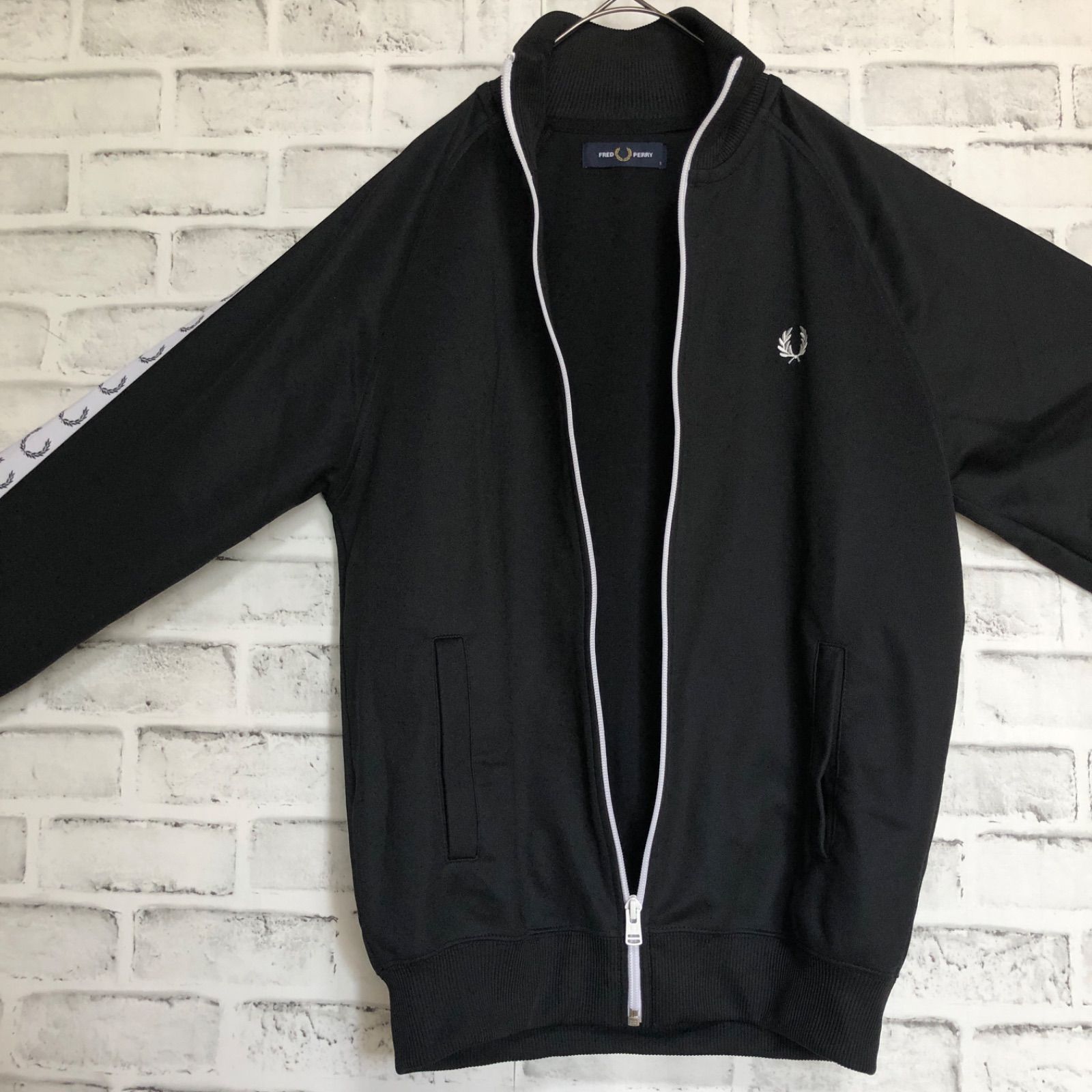 美品⭐️Fred Perry トラックジャケット S 刺繍/テープ月桂樹 黒×白