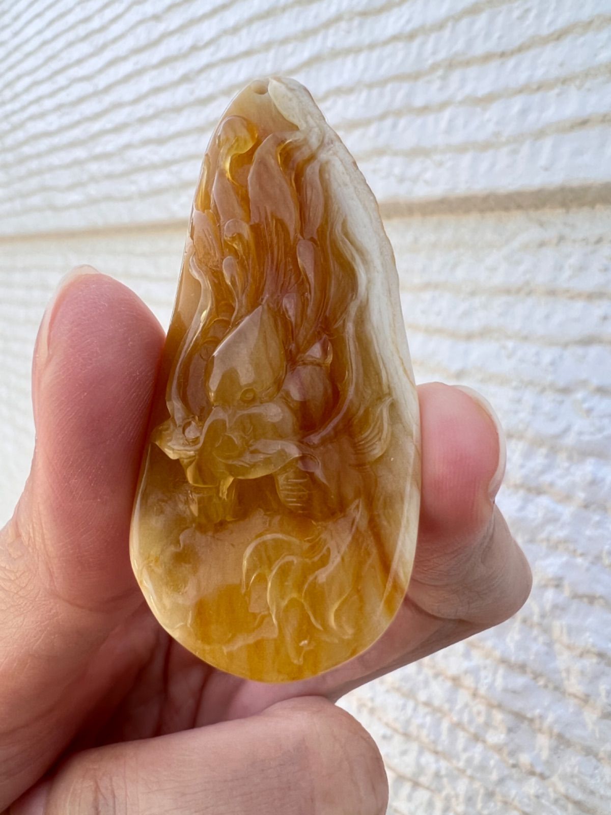 天然岫岩玉 龍 彫りペンダン 花玉 精工彫刻 - メルカリ