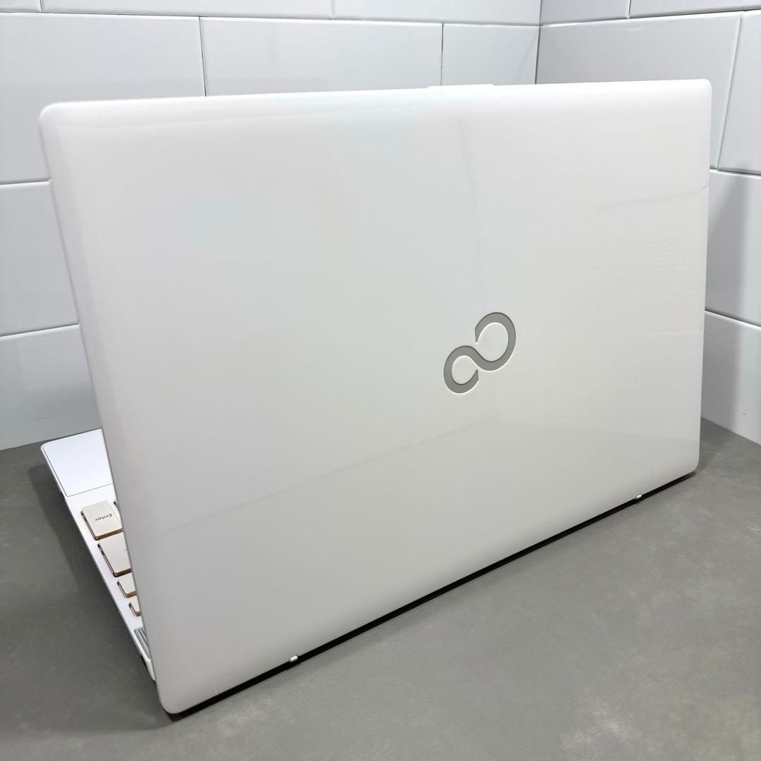 Fujitsu Esprimo ホワイト ノートPC
