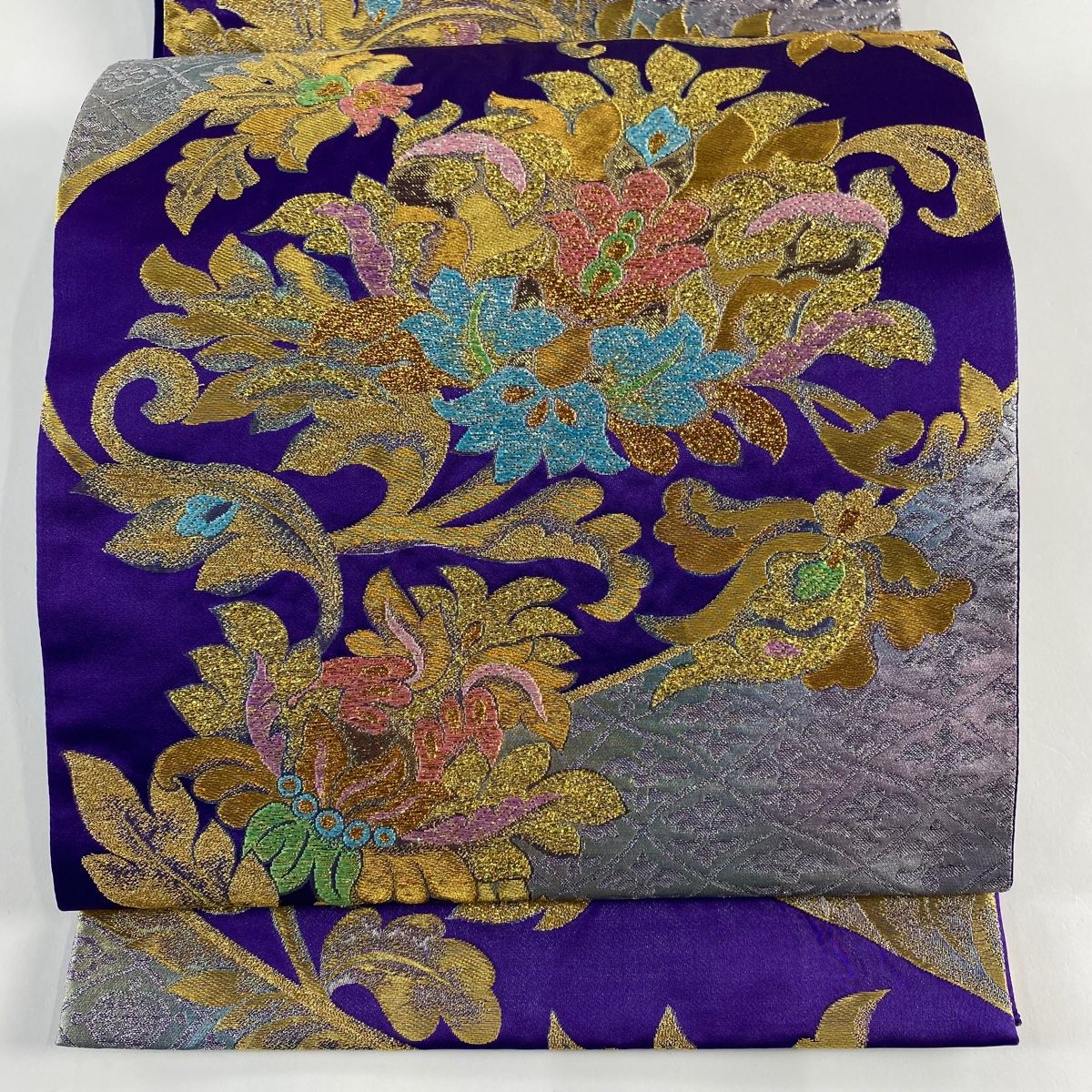 り*じ様 (あ870)アンティーク振袖㊗️金に輝く菱形花唐草模様✨4点セット 袋帯 美品 秀品 振袖向き 草花 箔 紫 六通 正絹 【中古】 - メルカリ