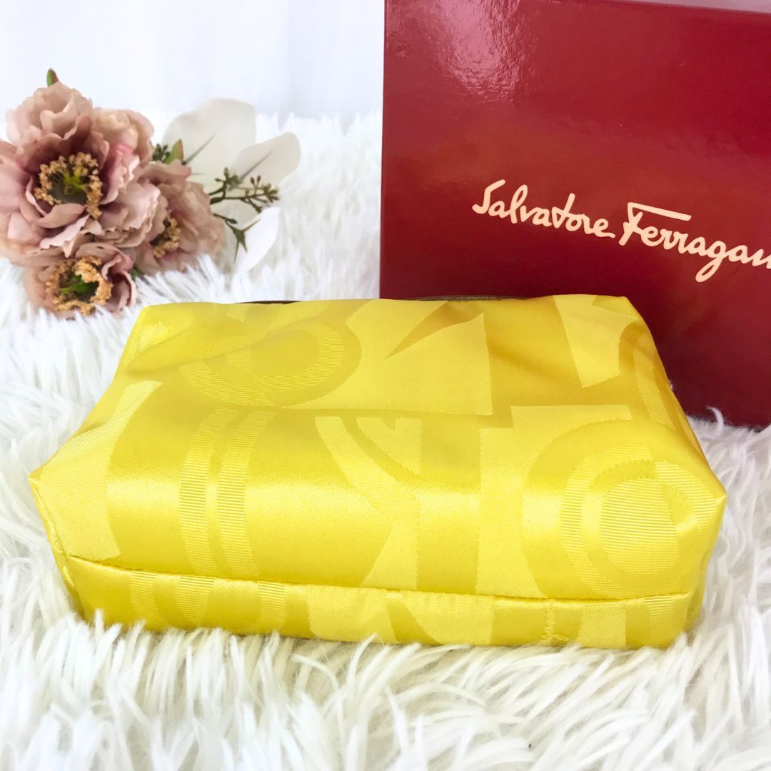 新品未使用】Salvatore Ferragamo サルヴァトーレフェラガモ ポーチ 