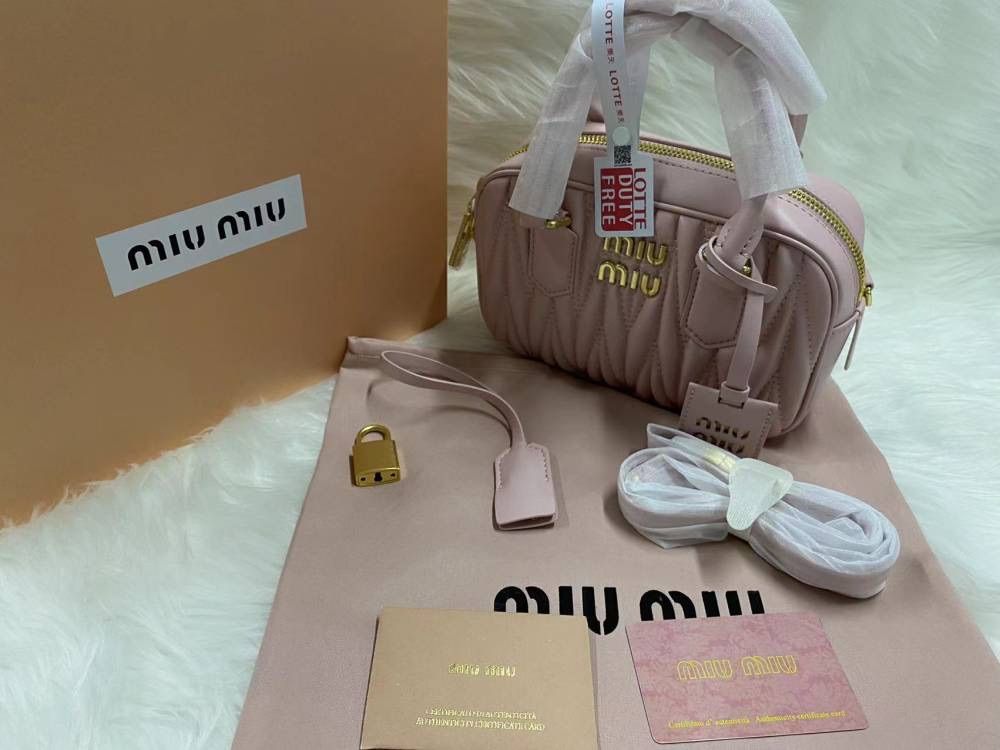 美品✨MIUMIU マテラッセ レザートップハンドルバッグ