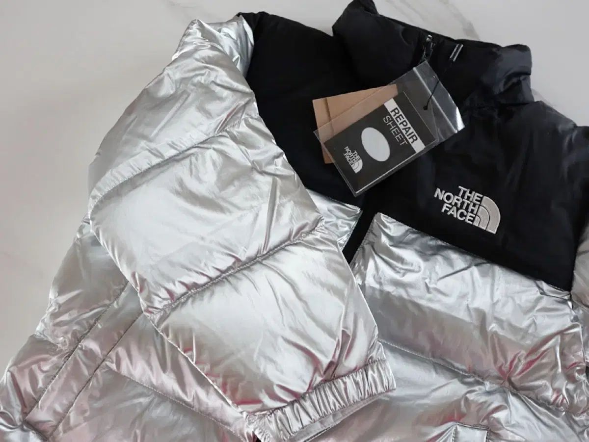 キッズ THE NORTH FACE ザノースフェイス ヌプシ シルバー | サイズ 140