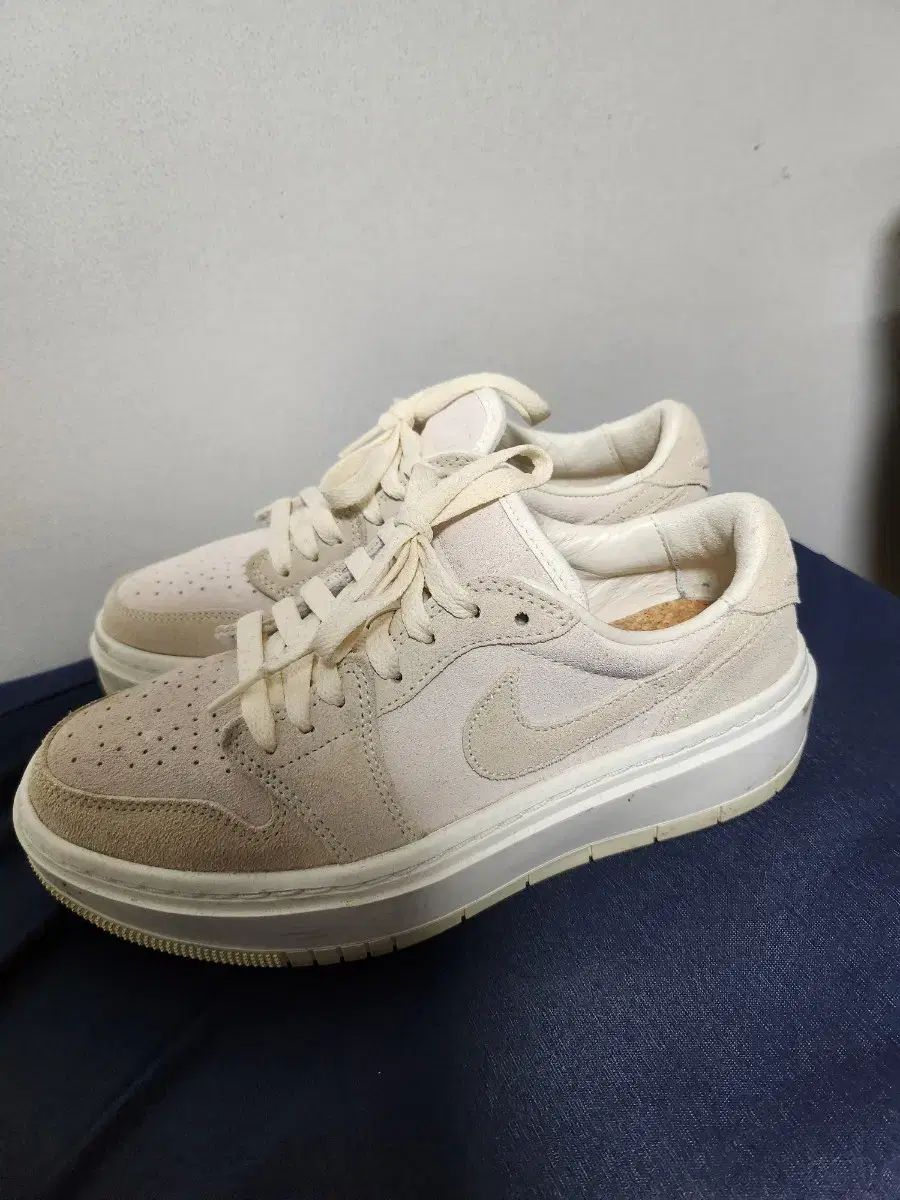 NIKE ナイキ ベージュ スニーカー 240 サイズ