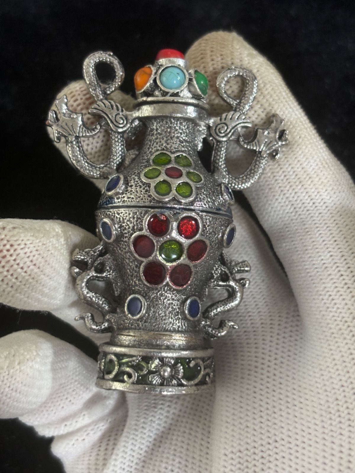 極上　置物　鼻烟壶　中国古美術　古美術品　細密細工　骨董　アンティーク　彫 鼻煙壺 「乾隆年製」 古磁 中国古美術 美品 薬瓶 希少 珍蔵 置物