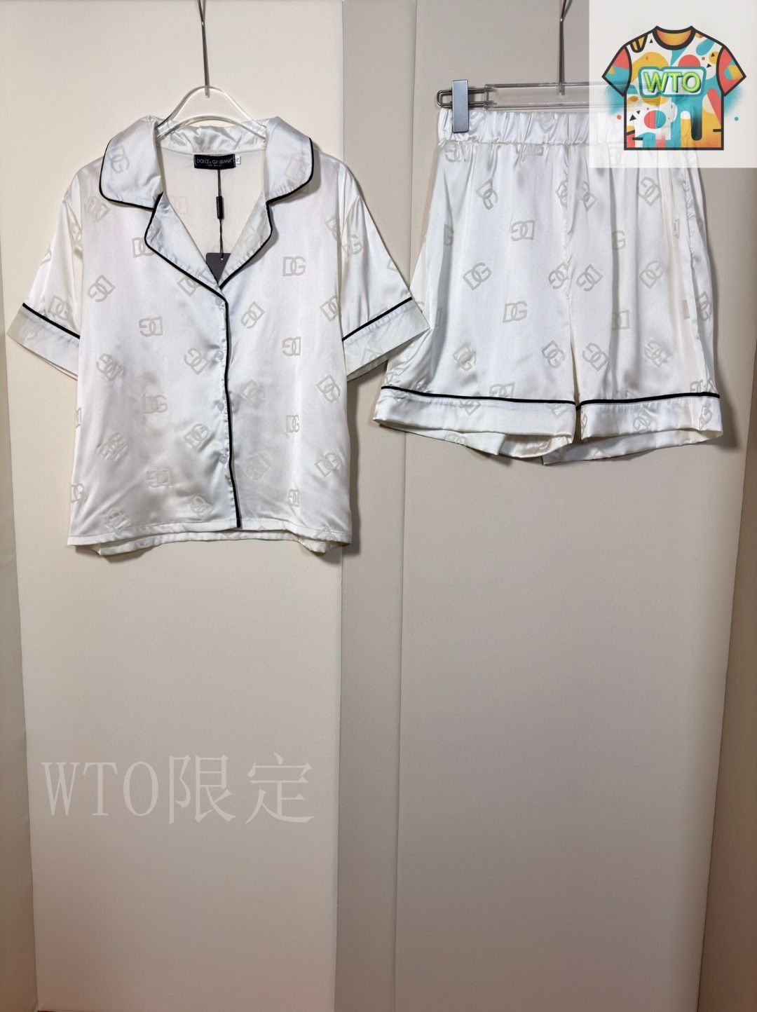 【Dolce & Gabbana】ヘラルドDGパッチ付きコットンTシャツ Cotton T-shirt with heraldic patch in White for Men