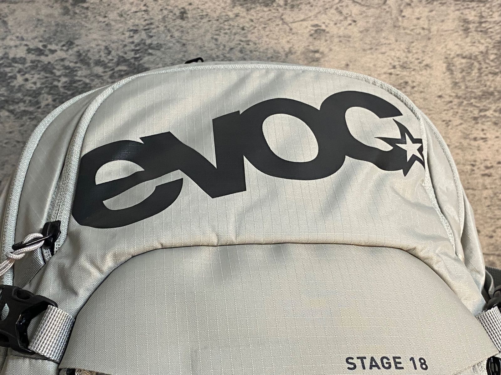 JJ889 evoc STAGE 18 リュックサック バックパック グレー BRIGHTFACE_UK