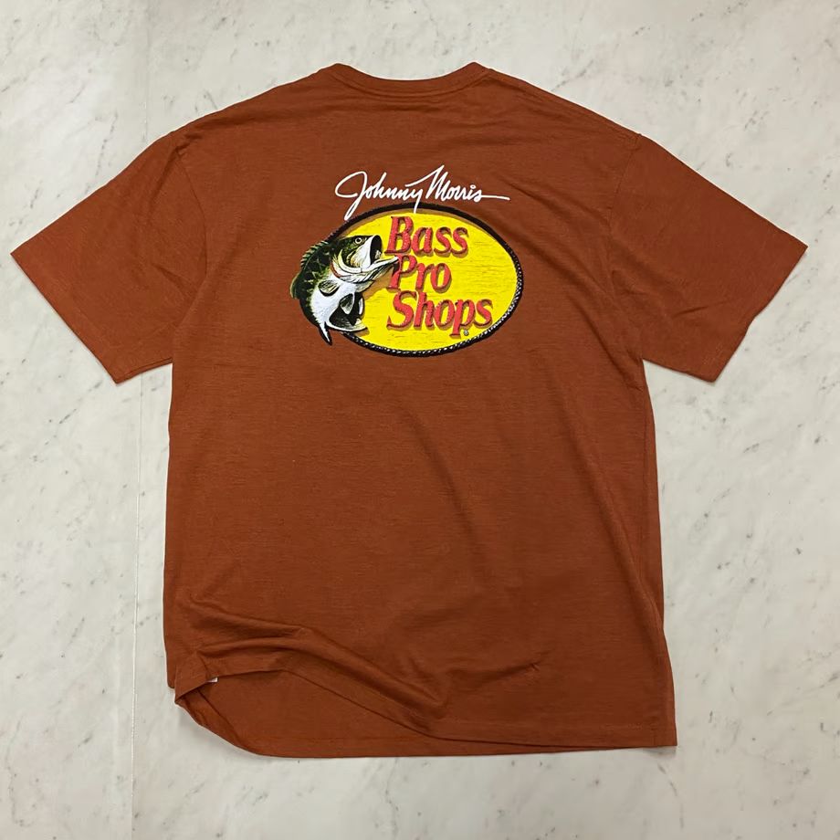 米国アウトドアブランド BassProShops バスプロショップス ウッドカットロゴTシャツ (BpsT6)