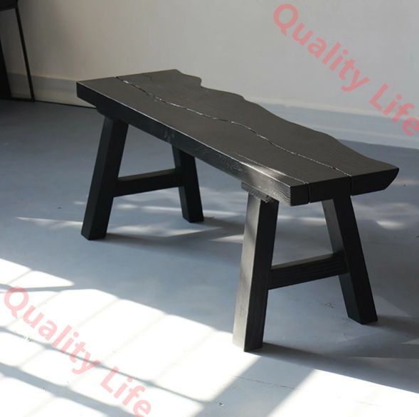 素朴な無垢材の靴用ベンチ