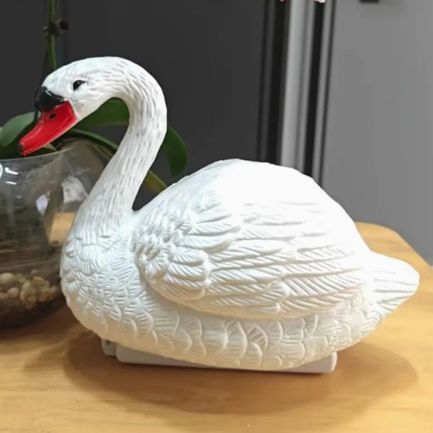 白鳥と円形の樹脂製オブジェ