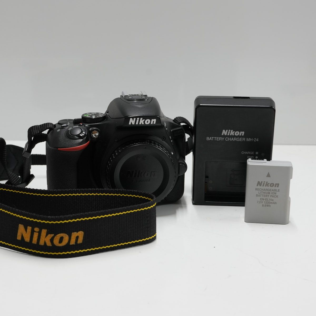 Nikon D5600 ボディ USED超美品 デジタル一眼レフカメラ APS-C Wi-Fi  