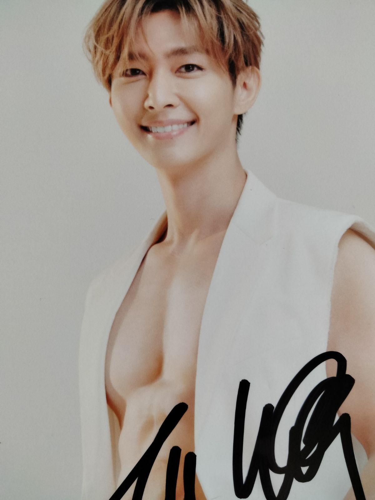 アーロン直筆サイン入り2Lサイズ写真…Aaron Yan…飛輪海 アーロン直筆サイン入り2Lサイズ写真…Aaron Yan…飛輪海… - メルカリ
