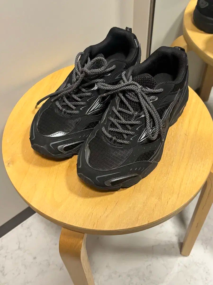 mizuno ミズノ スニーカー MXR 37 サイズ 230 235 ブラック メタリックグレー