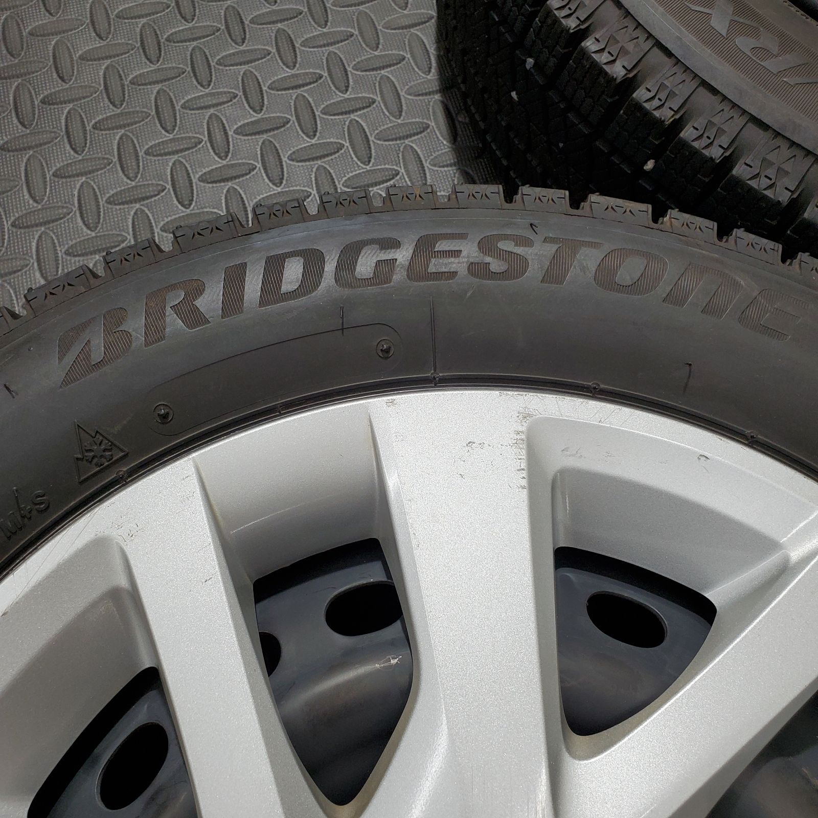 スタッドレスタイヤ