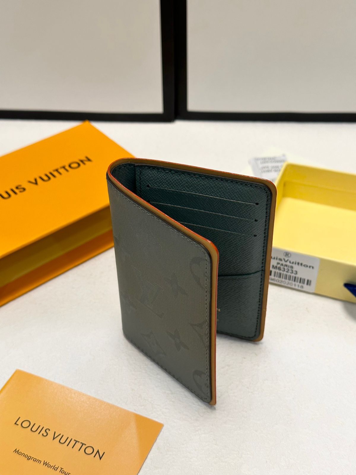 LV レーザーグレーのカードケース兼財布