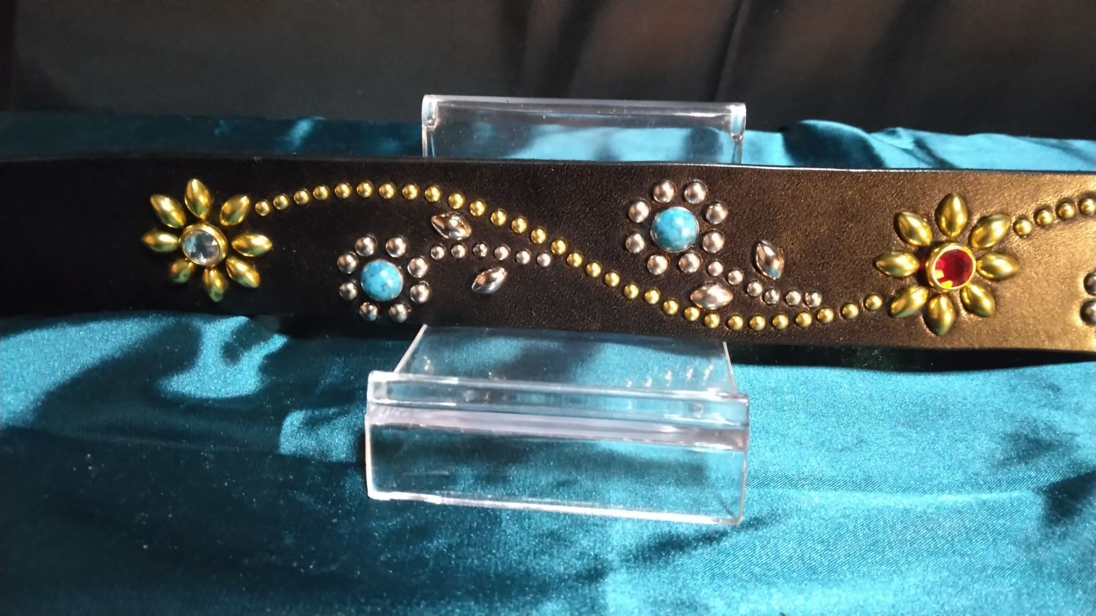 栃木レザー ツタ&フラワースタッズベルト ニッケル&ブラス