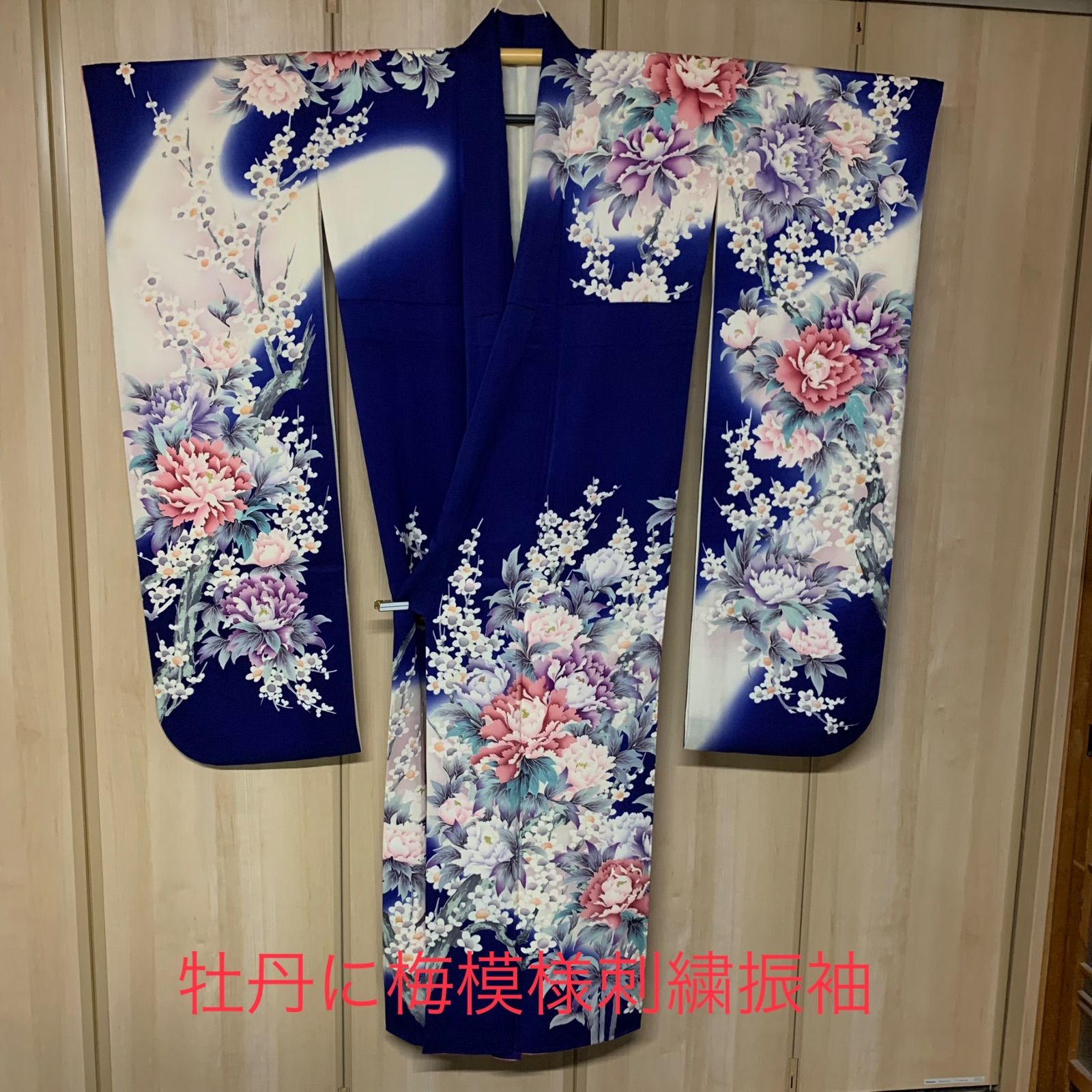 501z9,12v65〇華やか 振袖 刺繍 地紋 金彩 牡丹 梅 桜 黒 白 華徒然×吉木千沙都 黒/白 牡丹柄/桜柄 かっこいい 大人っぽい 柄