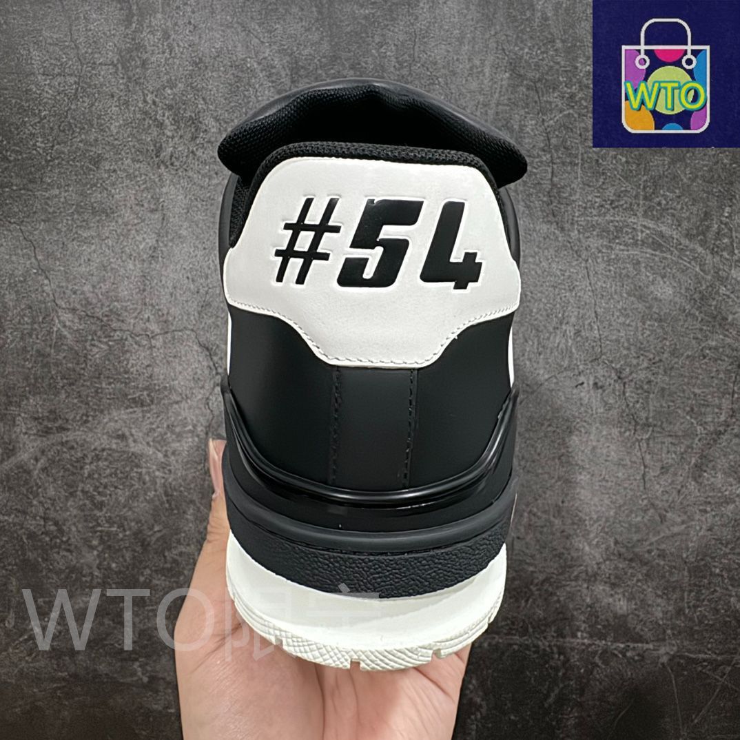 Louis Vuitton trainer 黒のロートップのファッショナブルな