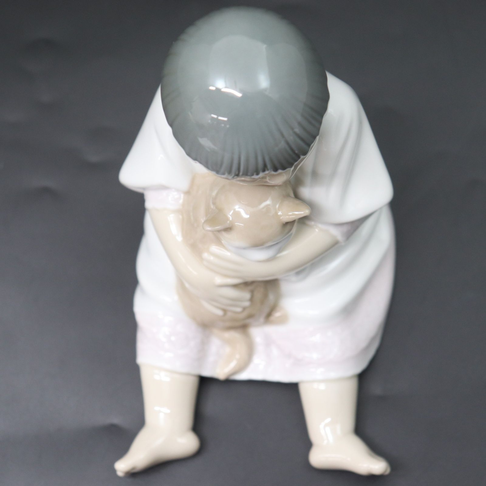 ITYHQ0ZQ9APO NAO ナオ 猫と座る少女 女の子 おかっぱ ねこ 陶器