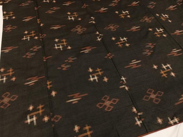 平和屋着物●国指定重要無形文化財　本場久米島紬　手織　琉球絣文様　正絹　逸品　AAAY5627ph 平和屋着物○国指定重要無形文化財 本場久米島紬 手織 琉球絣文様 正絹