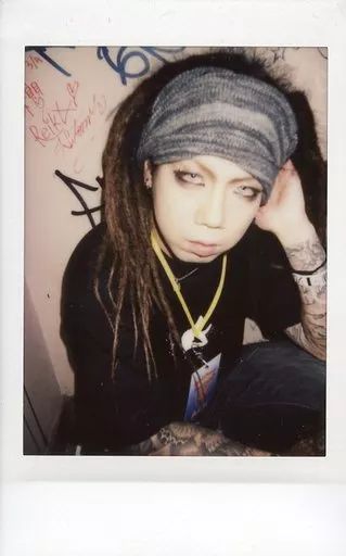 中古】生写真(男性) シェルミィ/爻/上半身・座り・衣装黒・ヘアバンド