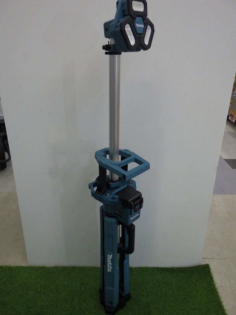 大注目！ マキタ 充電式タワーライト ML814 本体のみ バッテリ 充電器別売 青 キャンプ アウトドア 工事 夏セール開催中。