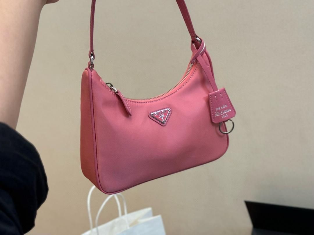 PRADAプラダのとてもスタイリッシュな女性用ショルダーバッグ｜