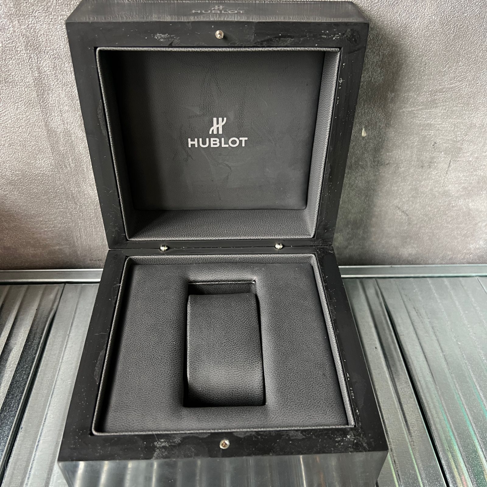 ウブロ HUBLOT 空箱 時計ケース USB・冊子・タグ付き ヒビあり