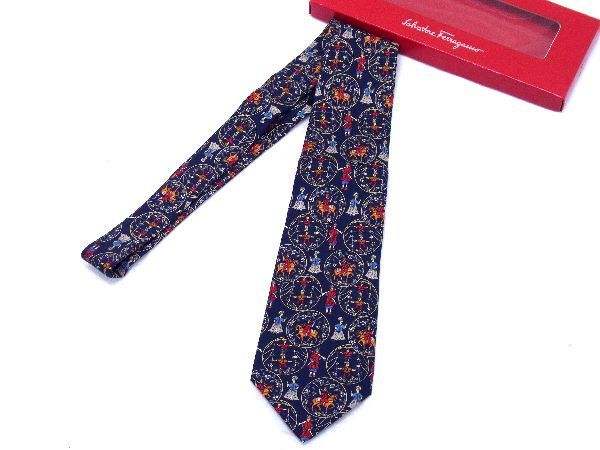 新品未使用 Salvatore Ferragamo サルヴァトーレフェラガモ シルク100%  総柄 ネクタイ ビジネス 紳士 メンズ ネイビー系 AR9087 