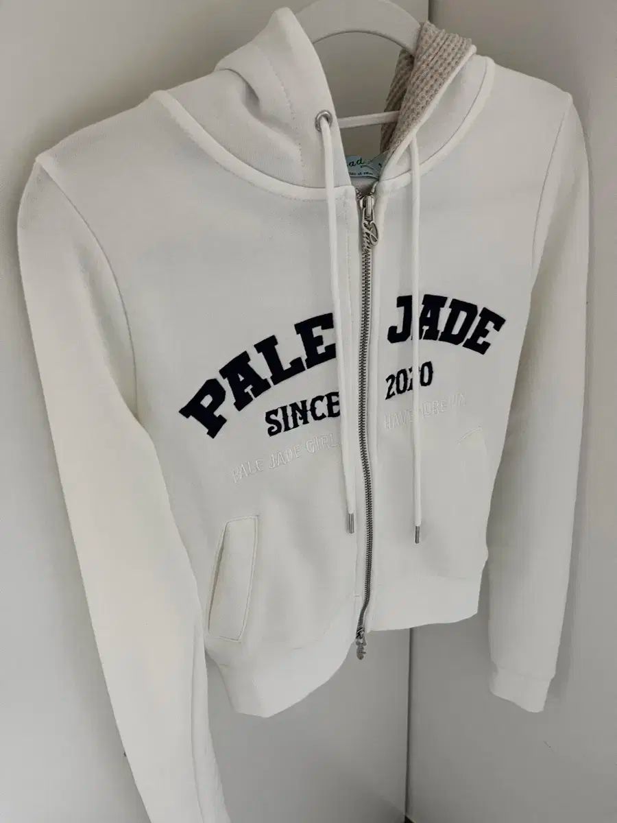 PALE JADE ペイルジェイド レトロ パッチ ジップアップパーカー フード付き 2025 白 1 サイズ