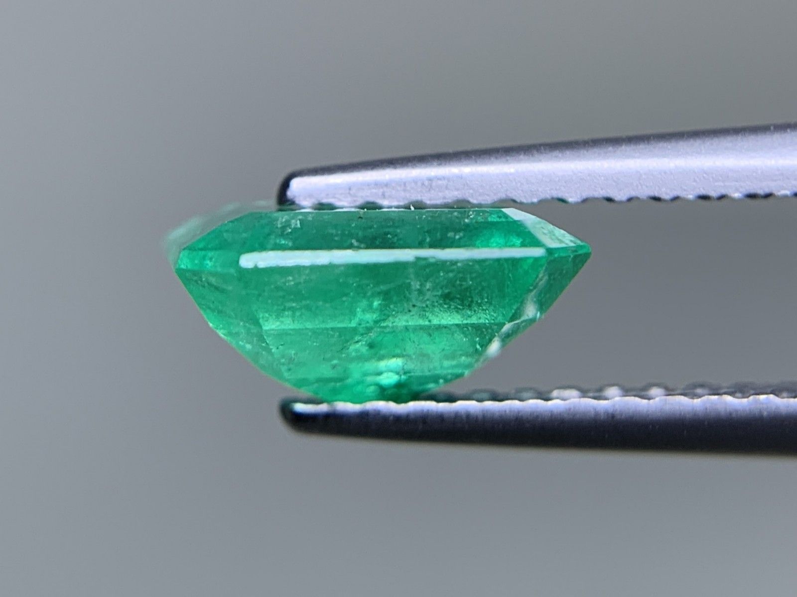 エメラルド 天然 1.548ct 中央宝石ソーティング付き 7.80㎜×7.38  