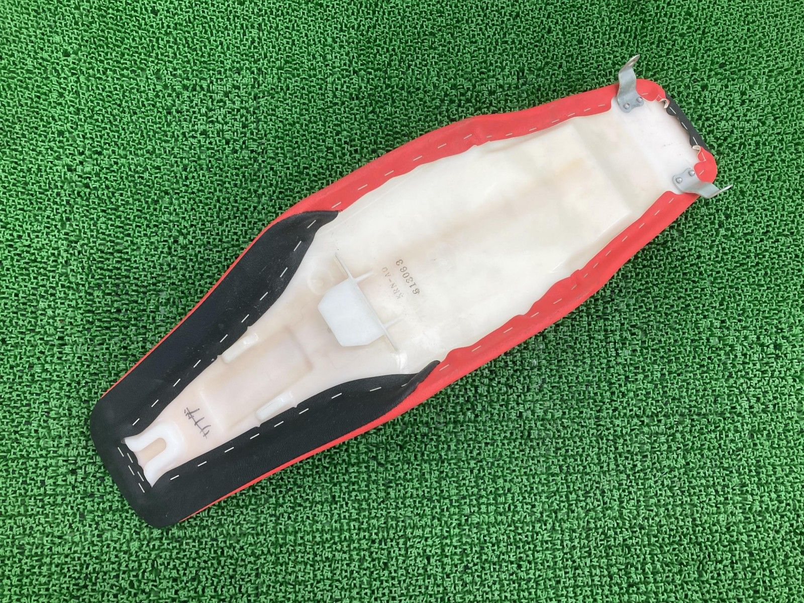 CRF250R シート KRN ホンダ 純正 バイク 部品 ME10 破れ無し 品薄 希少品 ノーマルシート 車検 Genuine 【中古】 26 CRF250R シート KRN ホンダ 純正 バイク 部品 ME10 破れ無し 品薄 希少