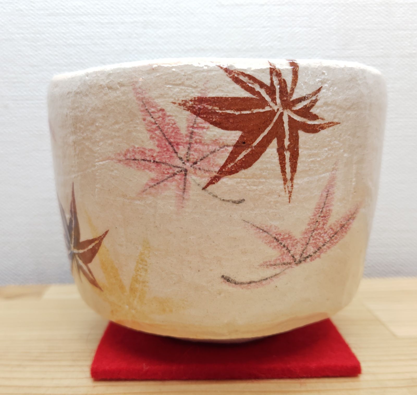 逢絢亭・新品】茶道具 茶碗 楽焼 白楽 紅葉の絵 吉村楽入 共